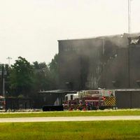 Un avión se estrella contra un hangar en Texas; hay 10 muertos