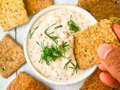 Si te sobró arroz, hacete estos crackers súper crocantes y perfectos como snack o merienda
