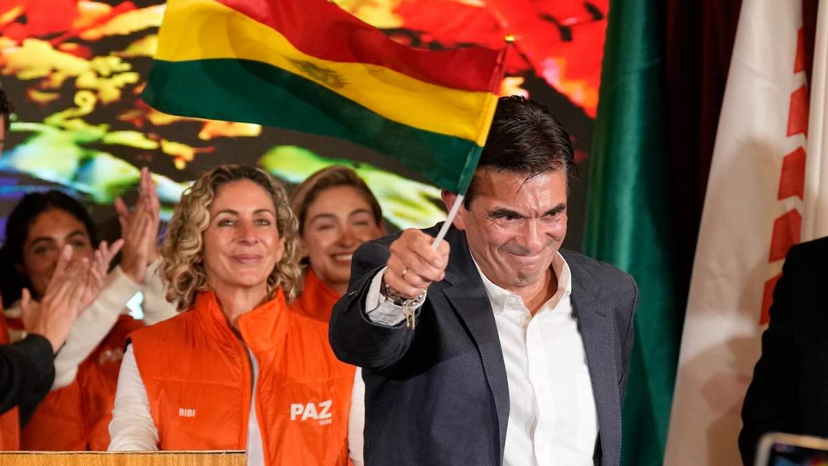 El candidato presidencial Rodrigo Paz ondea una bandera de Bolivia luego de que los resultados preliminares lo muestran ganador del balotaje