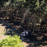 Se desploma teleférico al norte de Italia; hay al menos 13 personas muertas