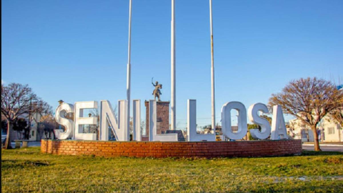 Ingreso a la ciudad de Senillosa. Fuente: (Twitter)
