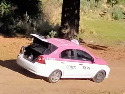 Hallan en el Ajusco dos cuerpos dentro de la cajuela de un taxi