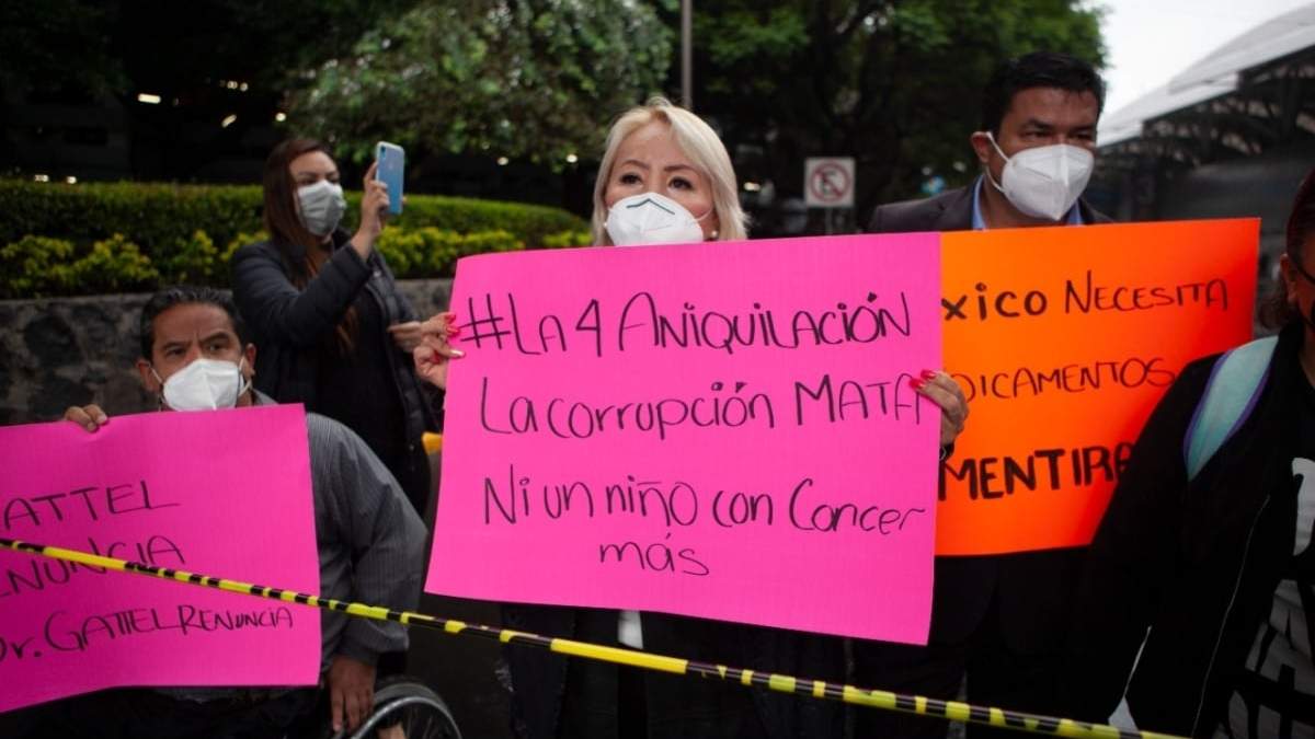 Protesta de padres de niños enfermos de cáncer en el AICM