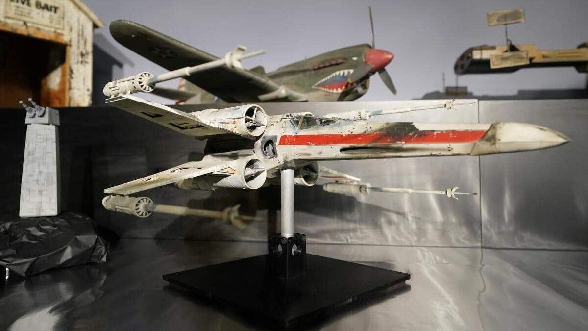ARCHIVO - Un modelo en miniatura llamado "Red Leader", una nave X-wing Starfighter de la película de 1977 “Star Wars: Episode IV — A New Hope" ("Star Wars: Episodio IV - Una nueva esperanza"), se exhibe en Heritage Auctions, el 30 de agosto de 2023, en Irving, Texas. La miniatura del X-wing Starfighter utilizada en "A New Hope" se vendió por más de 3 millones de dólares el domingo 15 de octubre, durante una subasta de fin de semana de artículos recopilados y creados por el veterano fabricante de modelos de Hollywood Greg Jein