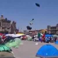 Sorprende viento a Frena y pone a volar sus tiendas de campaña (Video)