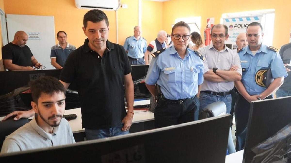 Marcos Koopmann recorrió el Centro de Monitoreo de cámaras en Plaza Huincul. Fuente: (Prensa MPN)