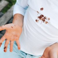 No reniegues más con las manchas de chocolate en la ropa y aplicá este truco de la abuela que no falla