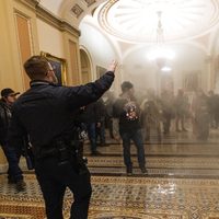 Muere una mujer tras recibir un disparo durante irrupción en el Capitolio