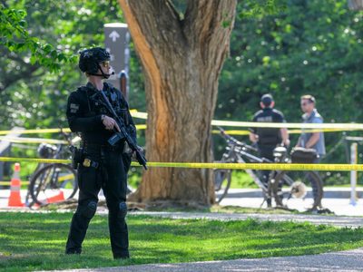 Un hombre disparó un arma cerca de la Casa Blanca en Washington; hay un herido