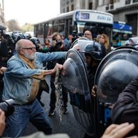 La policía volvió a reprimir en la marcha de los jubilados en el Congreso