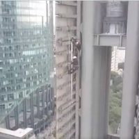 Escalan Estela de Luz en protesta por las desapariciones en México (Videos)