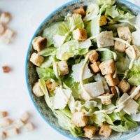 Ensalada César: fresca, inigualable y perfecta para estas fiestas, una receta con la que vas a quedar de 10