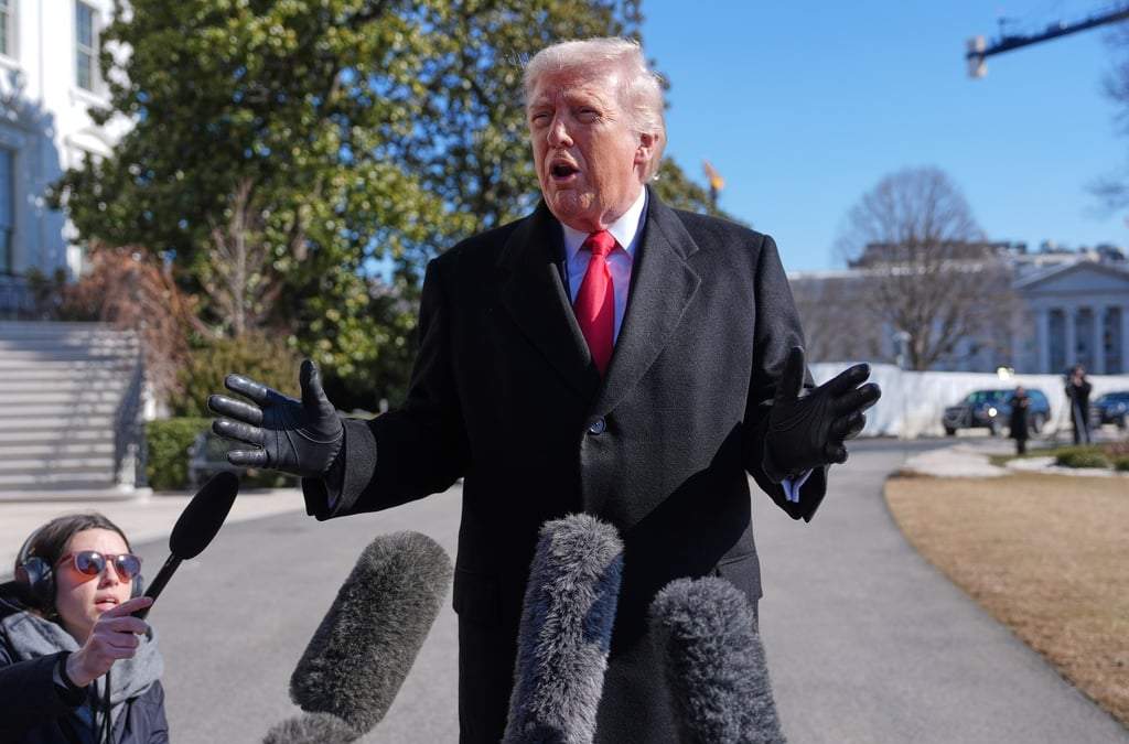 El presidente Donald Trump habla con la prensa antes de salir de la Casa Blanca, el viernes 13 de febrero de 2026, en Washington