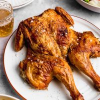 Pollo a la sal: una receta tentadora que gusta a todos y el secreto para que quede mejor que el de la rotisería