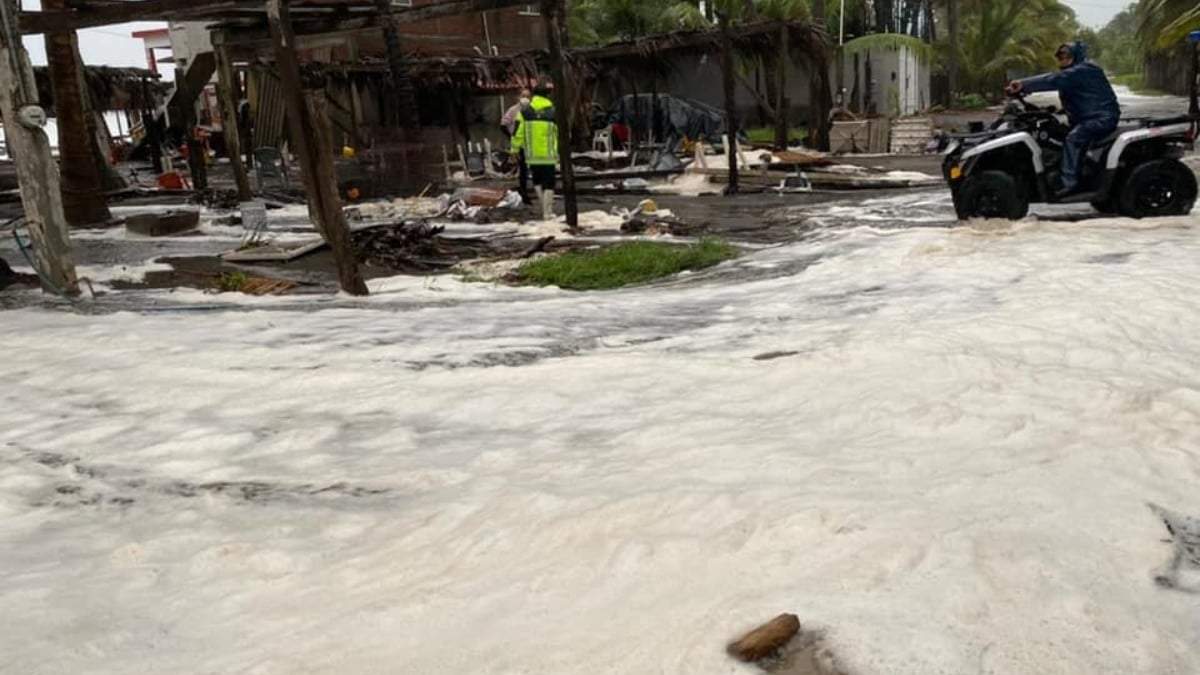 El fuerte oleaje por el paso de "Nora" cerca de Colima
