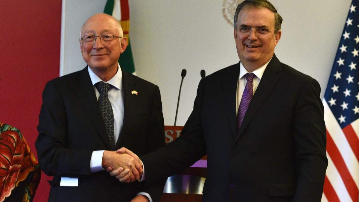El embajador de EU, Ken Salazar y el canciller Marcelo Ebrard