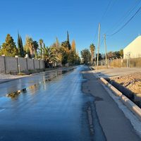Vecinos de Terrada reclaman por una cuadra inundada sobre el pavimento nuevo