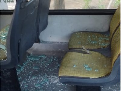 Apedrearon a colectivo de la línea 13 de Autobuses Neuquén e hirieron a pasajeros