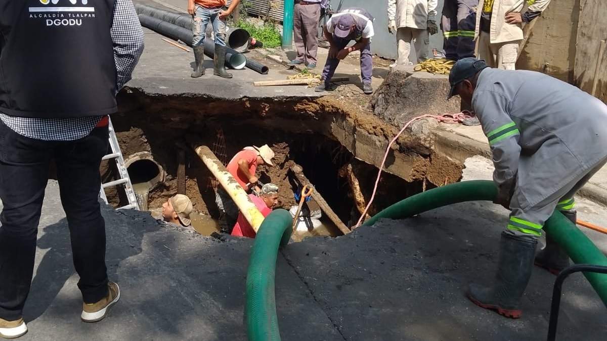 Personal del Sistema de Aguas de la CDMX trabaja en la reconección de líneas en el socavón