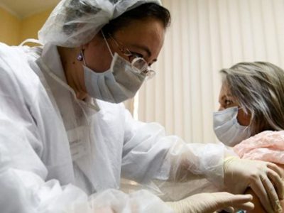 Coronavirus en el mundo: los casos no bajan, las vacunas aún no están y las fiestas ya llegan