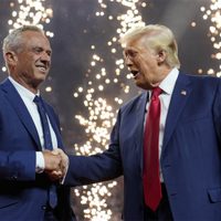 Robert F. Kennedy Jr. suspende su campaña independiente a la presidencia y respalda a Donald Trump