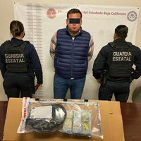 Detienen a funcionario municipal de Tijuana con casi 300 mil pesos en efectivo
