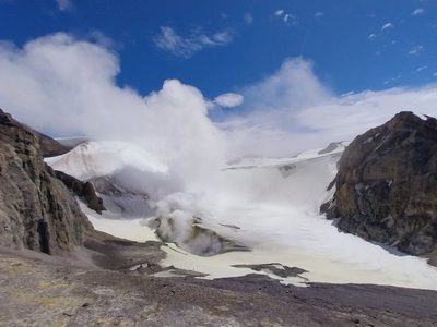 El servicio chileno elevó el nivel de alerta del volcán Copahue, pero el organismo argentino lo desestimó