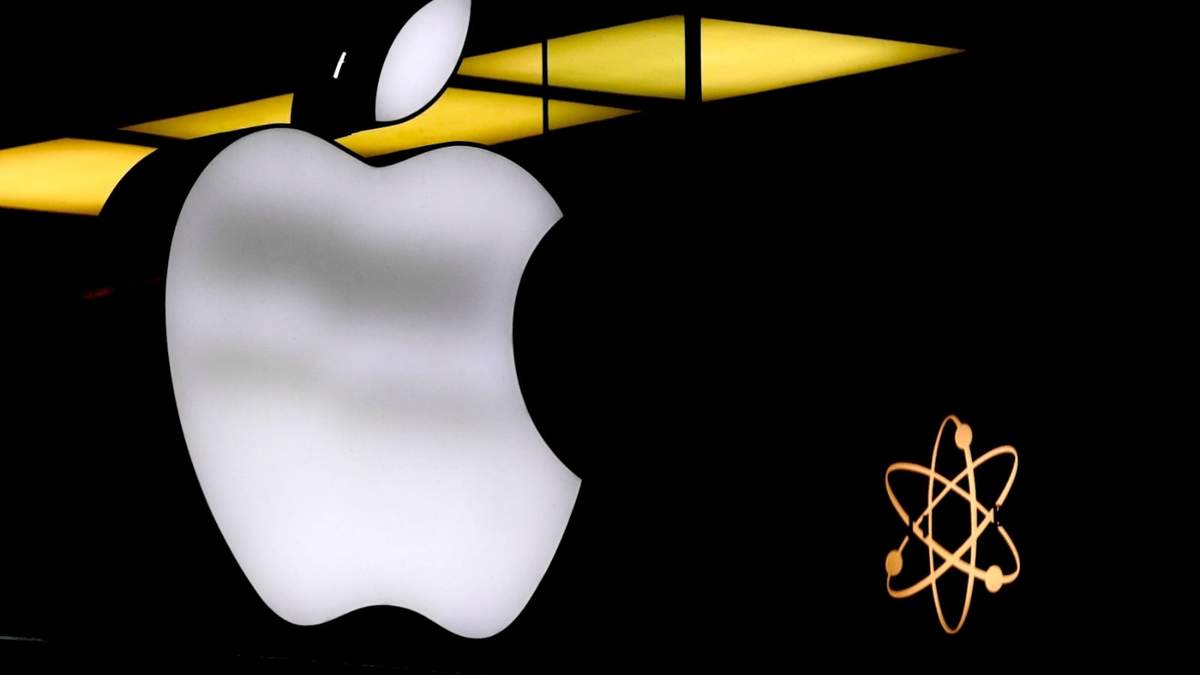 El logo de Apple se ve iluminado en una tienda de Múnich, Alemania