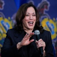 Vicepresidenta de EU dice una grosería al dar consejo a ciudadanos de ascendencia asiática