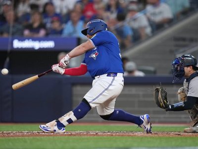 Kirk conecta dos jonrones y los Blue Jays aplastan a los Yankees 10-1