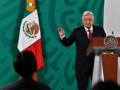 AMLO dice que tiene suficientes anticuerpos y no se vacunará por el momento
