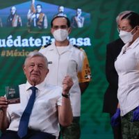 “No duele y nos protege”: el presidente de México recibe la vacuna en vivo