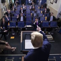Trump suspende por 60 días emisión de residencias permanentes a inmigrantes