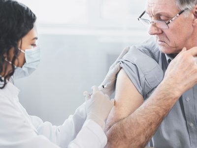 Mayores de 60 años podrían empezar a ser inmunizados con la vacuna rusa