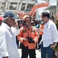 Rescatan a 31 niños que permanecían atrapados en dos escuelas en Indonesia tras sismo