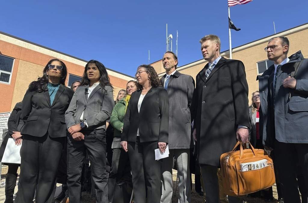 La directora ejecutiva interina de Greenpeace USA, Sushma Raman, la asesora jurídica senior de Greenpeace USA, Deepa Padmanabha, la asesora general de Greenpeace International, Kristin Casper, el abogado de Greenpeace USA, Everett Jack Jr., el abogado de Greenpeace Fund Inc., Matt Kelly, y el asesor general asociado de Greenpeace USA, Jay Meisel, hablan con los reporteros afuera de la corte de Mandan en Dakota del Norte
