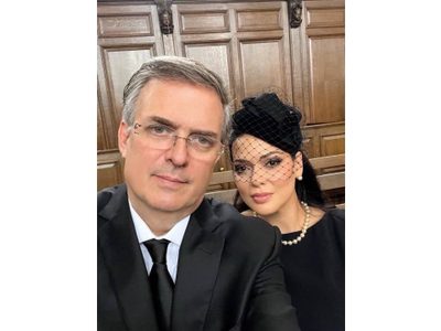 Le llueven críticas a Ebrard por tomarse una selfie en el funeral de la reina Isabel II