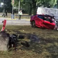 Choca contra un poste y parte en dos su auto; muere un joven y otra resulta herida