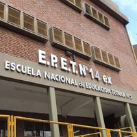 Tras 20 días sin clases, padres de alumnos de la EPET 14 reclamaron en las puertas de la institución