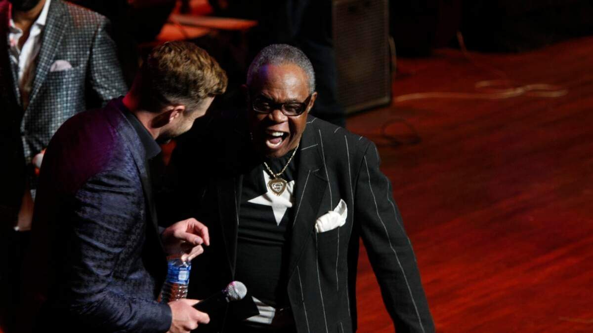 Sam Moore, derecha, con Justin Timberlake, en la ceremonia de introducción al Salón de la Fama de la Música de Memphis, el 17 de octubre de 2015, en Memphis, Tennessee