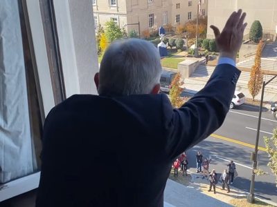 Así saludó AMLO a los migrantes mexicanos en Washington (Video)