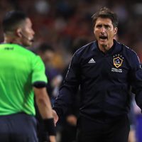 Dos argentinos le amargaron el debut a Guillermo Barros Schelotto en Estados Unidos