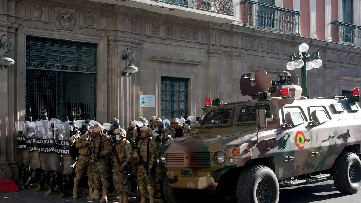 Un vehículo blindado y elementos de la policía militar se forman afuera del palacio de gobierno en la Plaza Murillo en La Paz, Bolivia