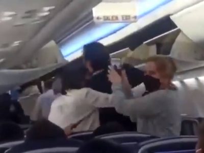 "Son gajes del oficio" dice AMLO sobre insultos en vuelo comercial