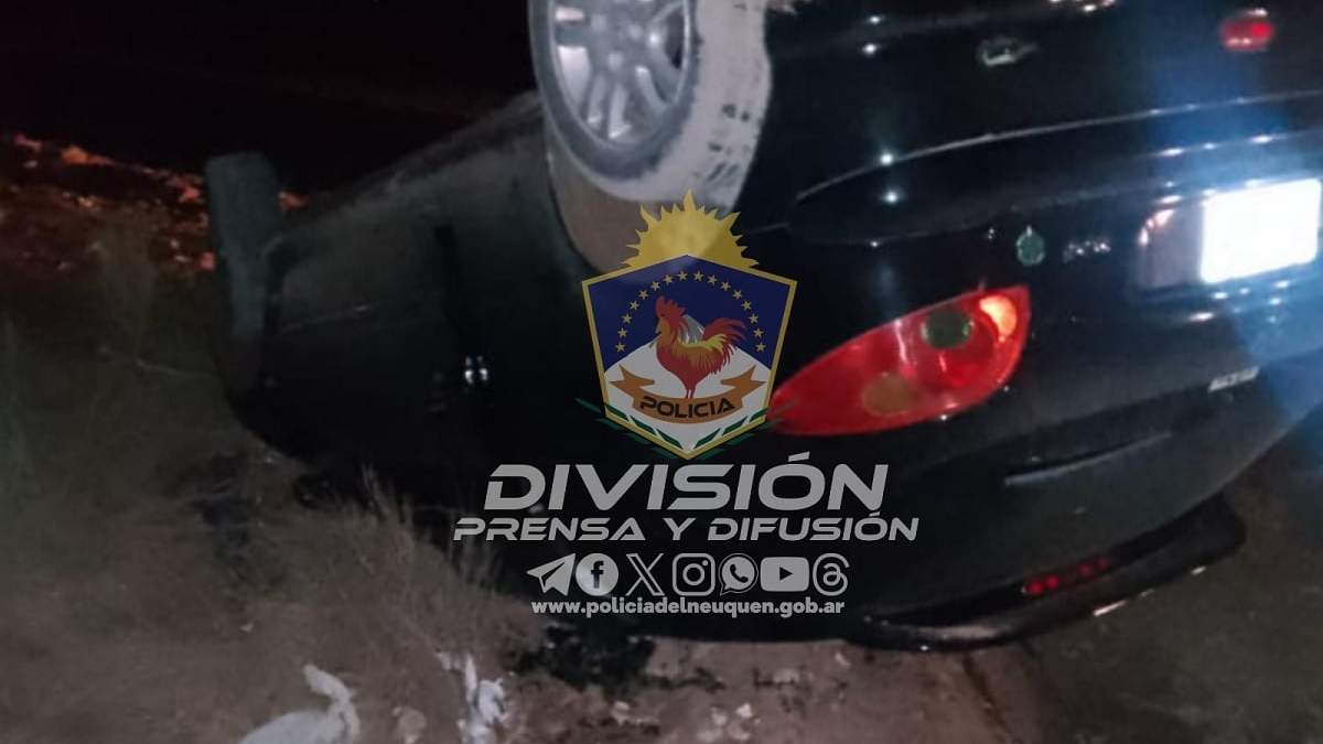 Cuando llegó la Policía, el auto estaba apoyado en el techo. Fuente (Policía de Neuquén)