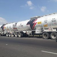PF asegura tractocamión con 67 mil litros de diésel en Salamanca