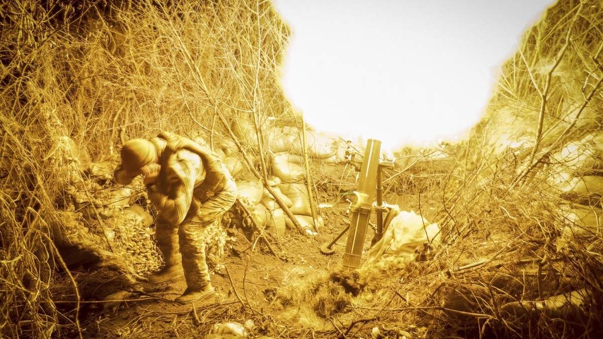 En esta imagen proporcionada por el servicio de prensa del 24ta Brigada Mecanizada de Ucrania, militares de la brigada disparan un mortero de 120 mm hacia posiciones rusas cerca de Chasiv Yar, en la región de Donetsk, Ucrania