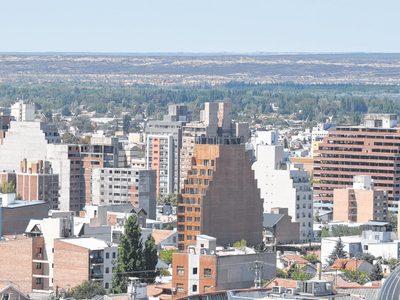 Dormía en el sofá de la casa de sus padres y se despertó tras recibir un disparo