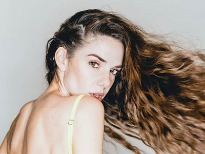 Irradia belleza: Julieta Nair Calvo modeló este fabuloso conjunto y nos dejó sin habla