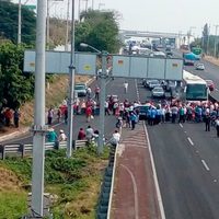 Pobladores de Xochitepec bloquean autopista del Sol para exigir el retiro de casetas de peaje